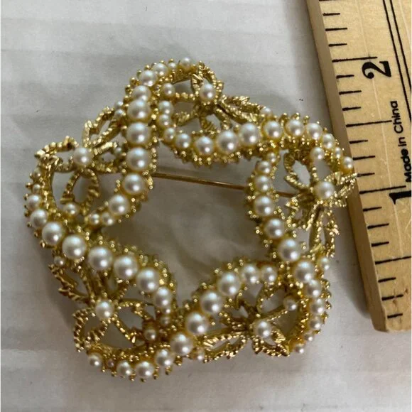 Vintage-Style Gold Tone Brooch with Faux Pearls – Openwork Star Wreath Classic - Picture 5 of 5